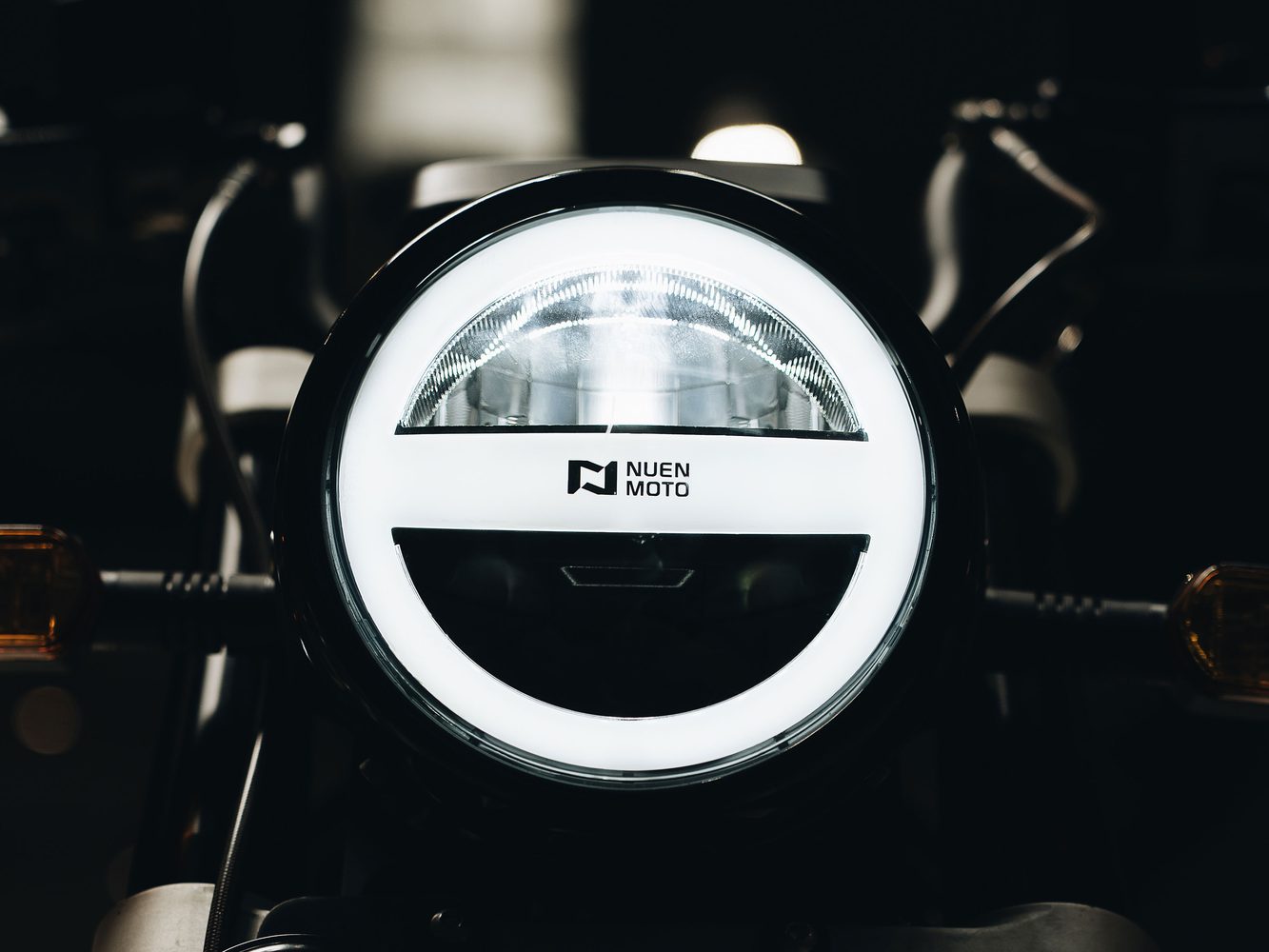 Full LED ring headlight. Delivery hours start before sunrise and end after dark.