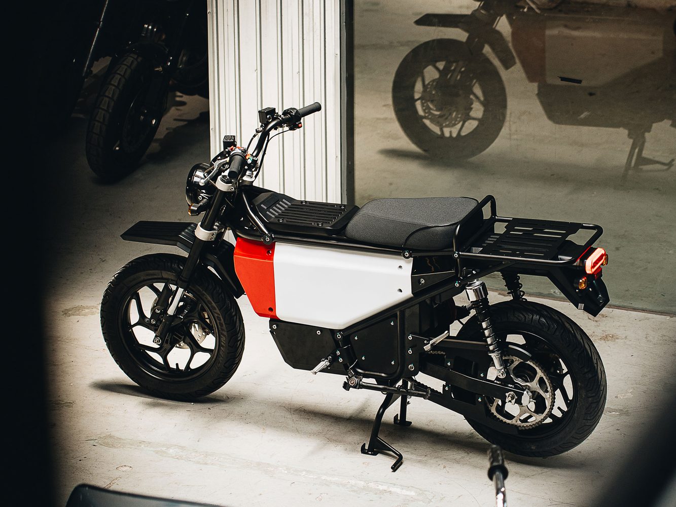 Front deck, seat and rear rack bolted to the frame at once. Fasteners are standard.